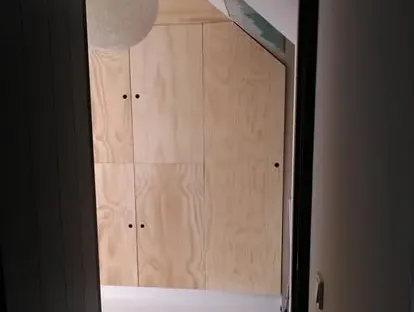 Vernieuwde woonruimte met zorgvuldig schilder- en afbouwwerk.