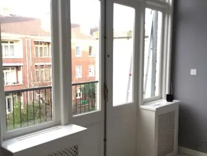 Vernieuwde woonruimte met zorgvuldig schilder- en afbouwwerk.