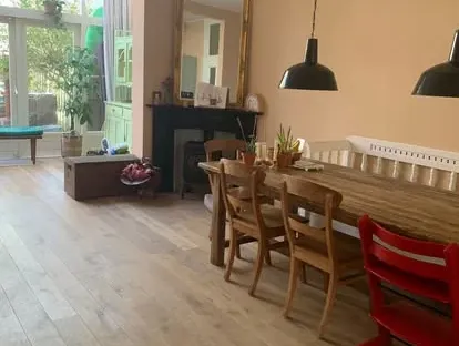 Vernieuwde woonruimte met zorgvuldig schilder- en afbouwwerk.