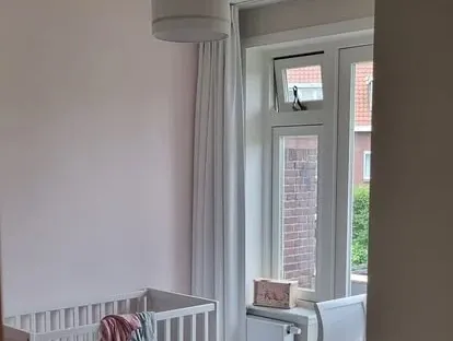 Vernieuwde woonruimte met zorgvuldig schilder- en afbouwwerk.