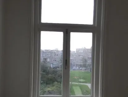 Vernieuwde woonruimte met zorgvuldig schilder- en afbouwwerk.