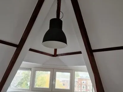 Vernieuwde woonruimte met zorgvuldig schilder- en afbouwwerk.