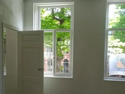 Vernieuwde woonruimte met zorgvuldig schilder- en afbouwwerk.