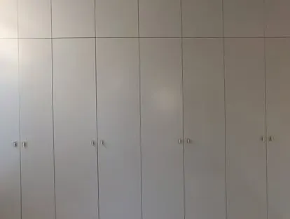 Professionele afwerking van wanden, plafonds, deuren en houtwerk.
