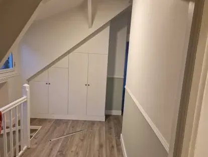 Vernieuwde woonruimte met zorgvuldig schilder- en afbouwwerk.