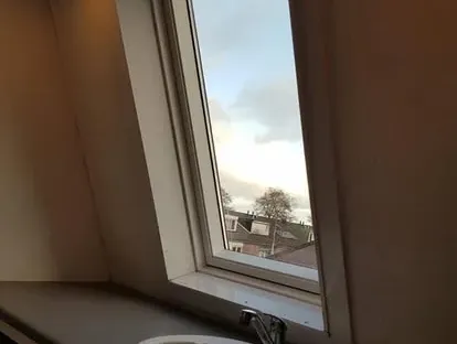 Vernieuwde woonruimte met zorgvuldig schilder- en afbouwwerk.