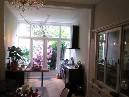 Vernieuwde woonruimte met zorgvuldig schilder- en afbouwwerk.