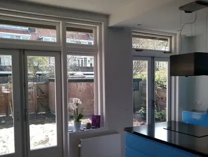 Professionele afwerking van wanden, plafonds, deuren en houtwerk.