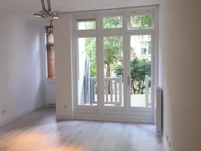 Vernieuwde woonruimte met zorgvuldig schilder- en afbouwwerk.