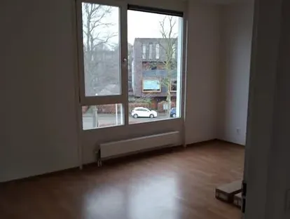 Professionele afwerking van wanden, plafonds, deuren en houtwerk.