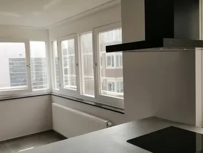 Vernieuwde woonruimte met zorgvuldig schilder- en afbouwwerk.