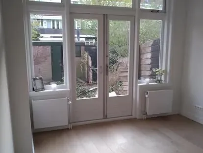 Vernieuwde woonruimte met zorgvuldig schilder- en afbouwwerk.