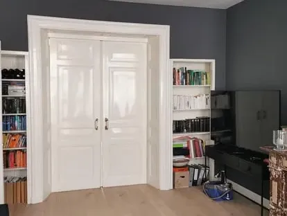 Vernieuwde woonruimte met zorgvuldig schilder- en afbouwwerk.