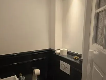 Vernieuwde woonruimte met zorgvuldig schilder- en afbouwwerk.