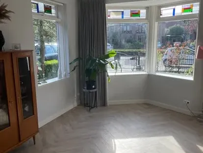 Vernieuwde woonruimte met zorgvuldig schilder- en afbouwwerk.