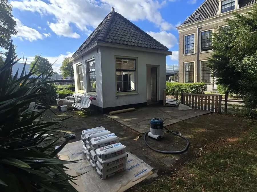 Uitbreiding van een woning met veel daglicht en een nette aansluiting.