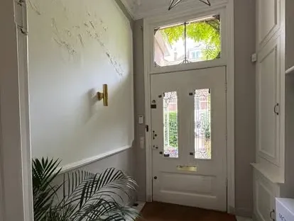 Uitbreiding van een woning met veel daglicht en een nette aansluiting.