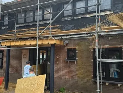 Uitbreiding van een woning met veel daglicht en een nette aansluiting.
