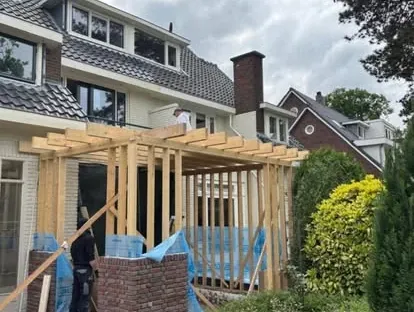 Nieuwe leefruimte gerealiseerd met een geïsoleerde woninguitbouw.