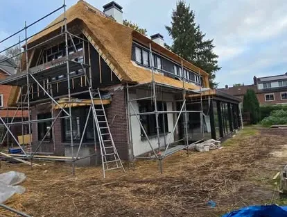 Uitbreiding van een woning met veel daglicht en een nette aansluiting.