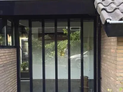 Nieuwe leefruimte gerealiseerd met een geïsoleerde woninguitbouw.