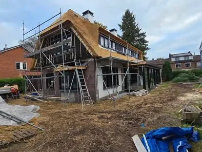 Uitbreiding van een woning met veel daglicht en een nette aansluiting.