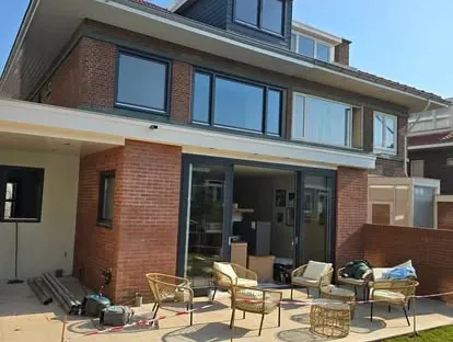 Uitbreiding van een woning met veel daglicht en een nette aansluiting.