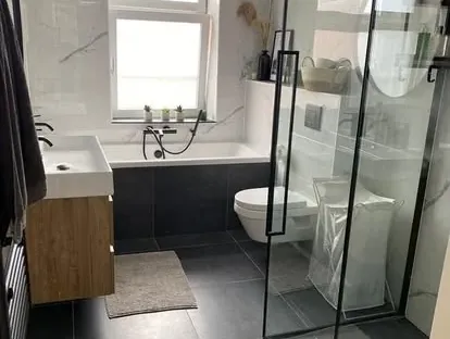 Uitbreiding van een woning met veel daglicht en een nette aansluiting.