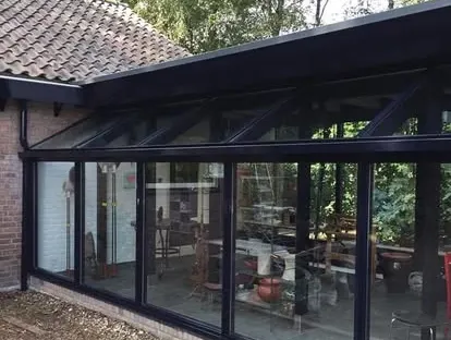 Uitbreiding van een woning met veel daglicht en een nette aansluiting.