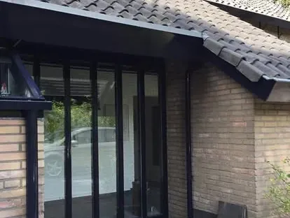 Uitbreiding van een woning met veel daglicht en een nette aansluiting.