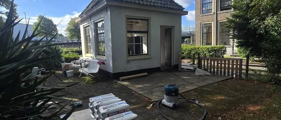 Uitbreiding van een woning met veel daglicht en een nette aansluiting.